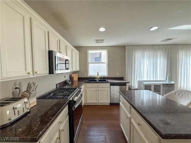 $3,255 | 10360 Cherokee Corner Avenue, Las Vegas, NV 89129