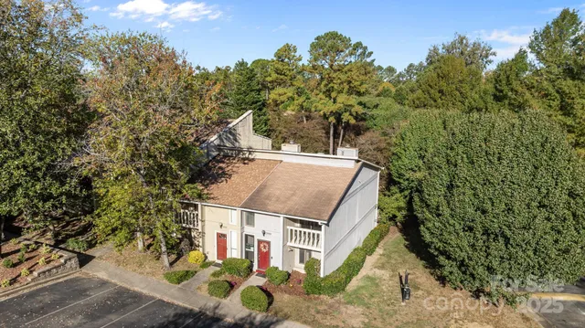 a view of an house with backyard
