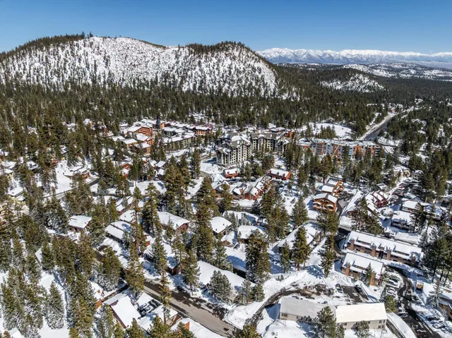 $1,150,000 | 221 Canyon Boulevard, Unit 206, Mammoth Lakes, CA 93546
