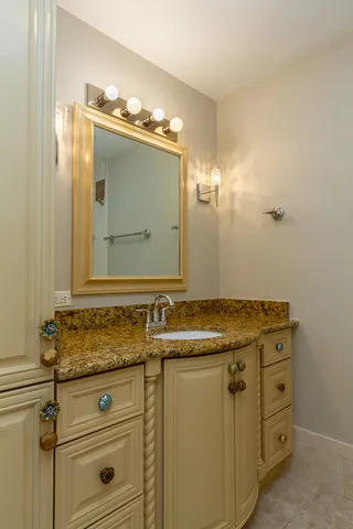 $229,900 | 25 Superior Court, Unit L2, Schaumburg, IL 60193