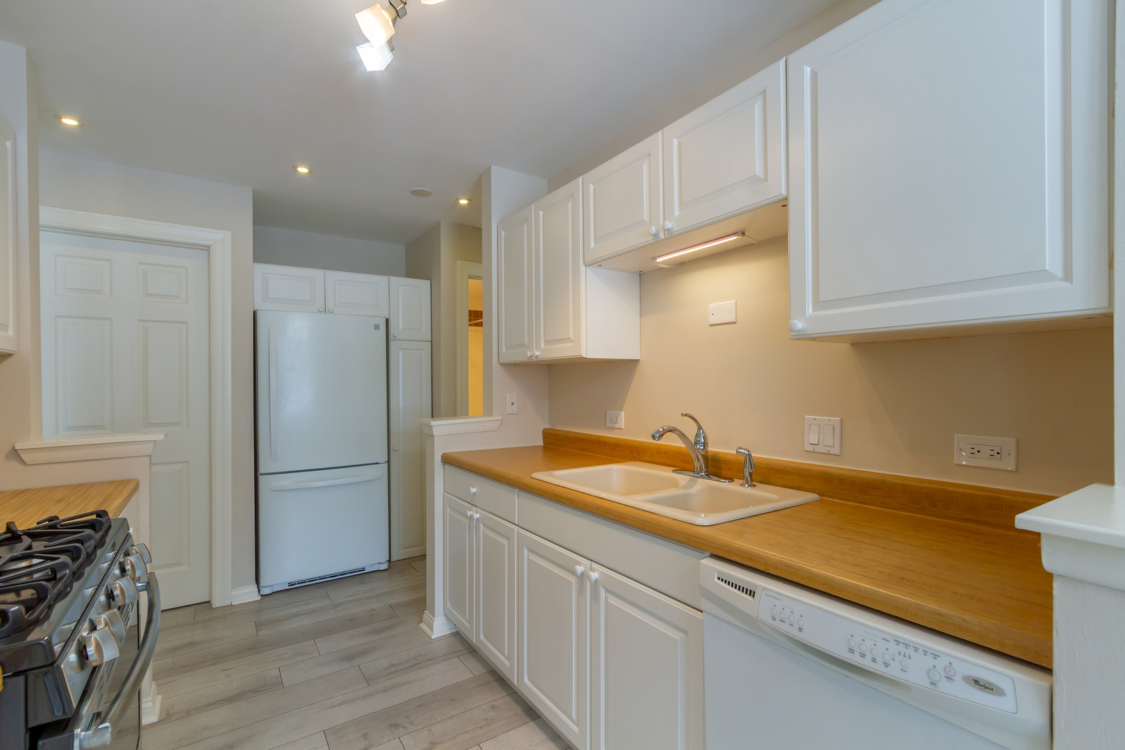 25 Superior Court, Unit L2 Schaumburg, IL 60193 - Photo 3 of 19