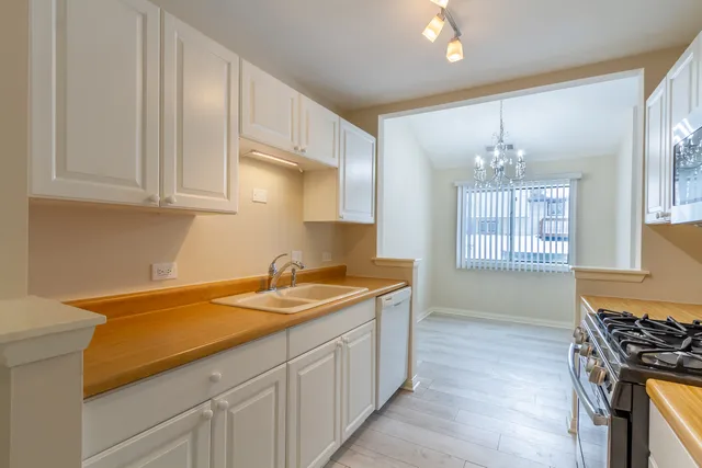 $229,900 | 25 Superior Court, Unit L2, Schaumburg, IL 60193