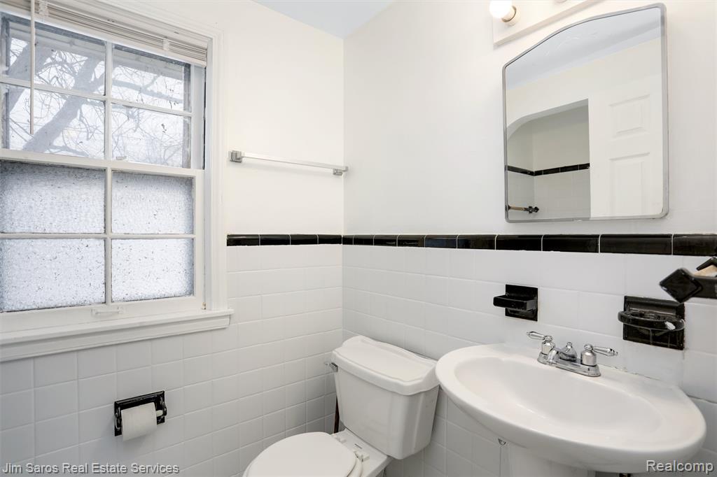21746-48 Moross Road Grosse Pointe, MI 48236 - Photo 10 of 13