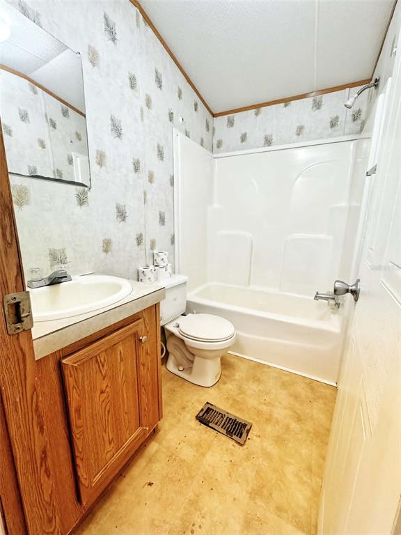 612 Morgan Road Winter Haven, FL 33880 - Photo 15 of 38 a bathroom with a sink a toilet and a bathtub