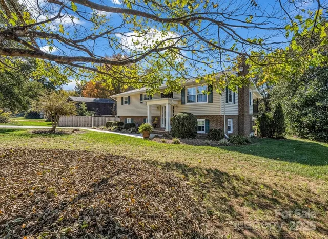 a view of a house with a yard