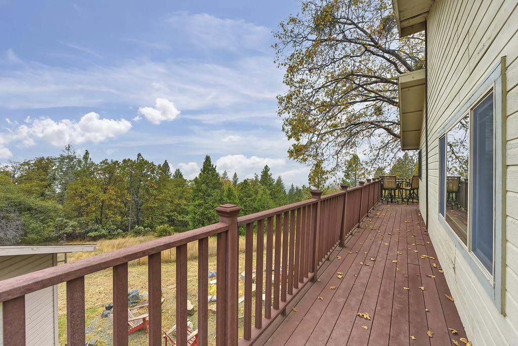 2930 Holloway Drive Georgetown, CA 95634 - Photo 50 of 93 a balcony with wooden floor and fence