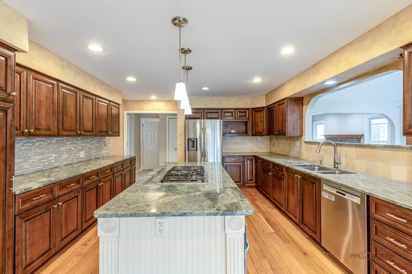 $1,050,000 | 383 Barnswallow Lane, Vernon Hills, IL 60061