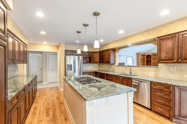 $1,050,000 | 383 Barnswallow Lane, Vernon Hills, IL 60061