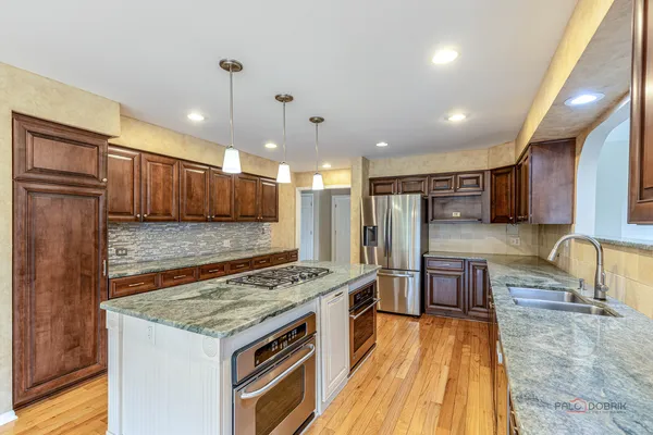 $1,050,000 | 383 Barnswallow Lane, Vernon Hills, IL 60061