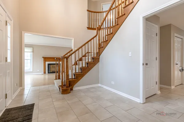 $1,050,000 | 383 Barnswallow Lane, Vernon Hills, IL 60061
