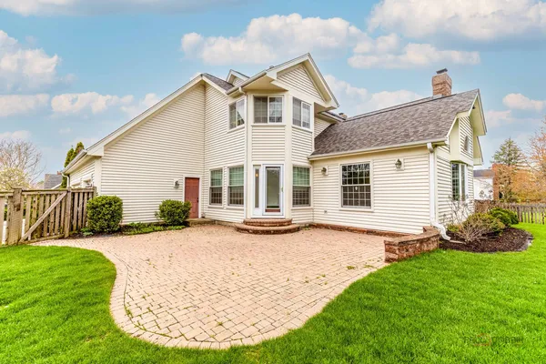 $1,050,000 | 383 Barnswallow Lane, Vernon Hills, IL 60061