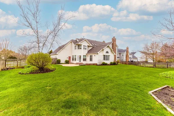 $1,050,000 | 383 Barnswallow Lane, Vernon Hills, IL 60061