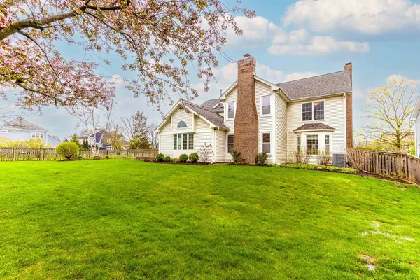 $1,050,000 | 383 Barnswallow Lane, Vernon Hills, IL 60061