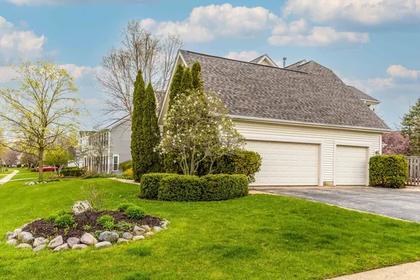 $1,050,000 | 383 Barnswallow Lane, Vernon Hills, IL 60061