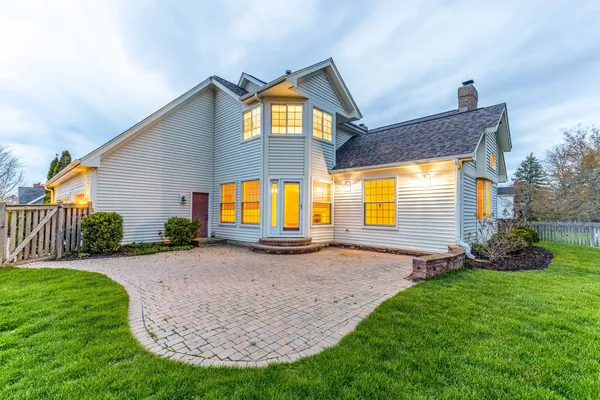 $1,050,000 | 383 Barnswallow Lane, Vernon Hills, IL 60061