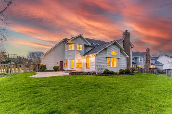 $1,050,000 | 383 Barnswallow Lane, Vernon Hills, IL 60061