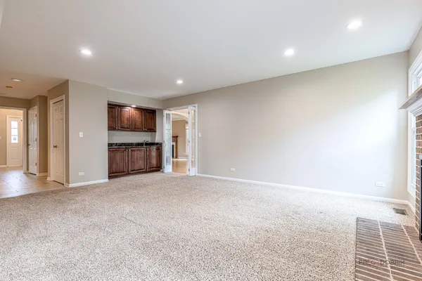 $1,050,000 | 383 Barnswallow Lane, Vernon Hills, IL 60061