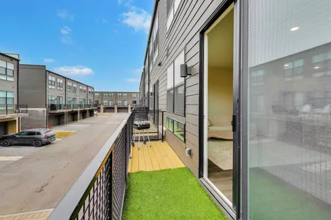 $605,000 | 2251 Venture Drive, Schaumburg, IL 60173