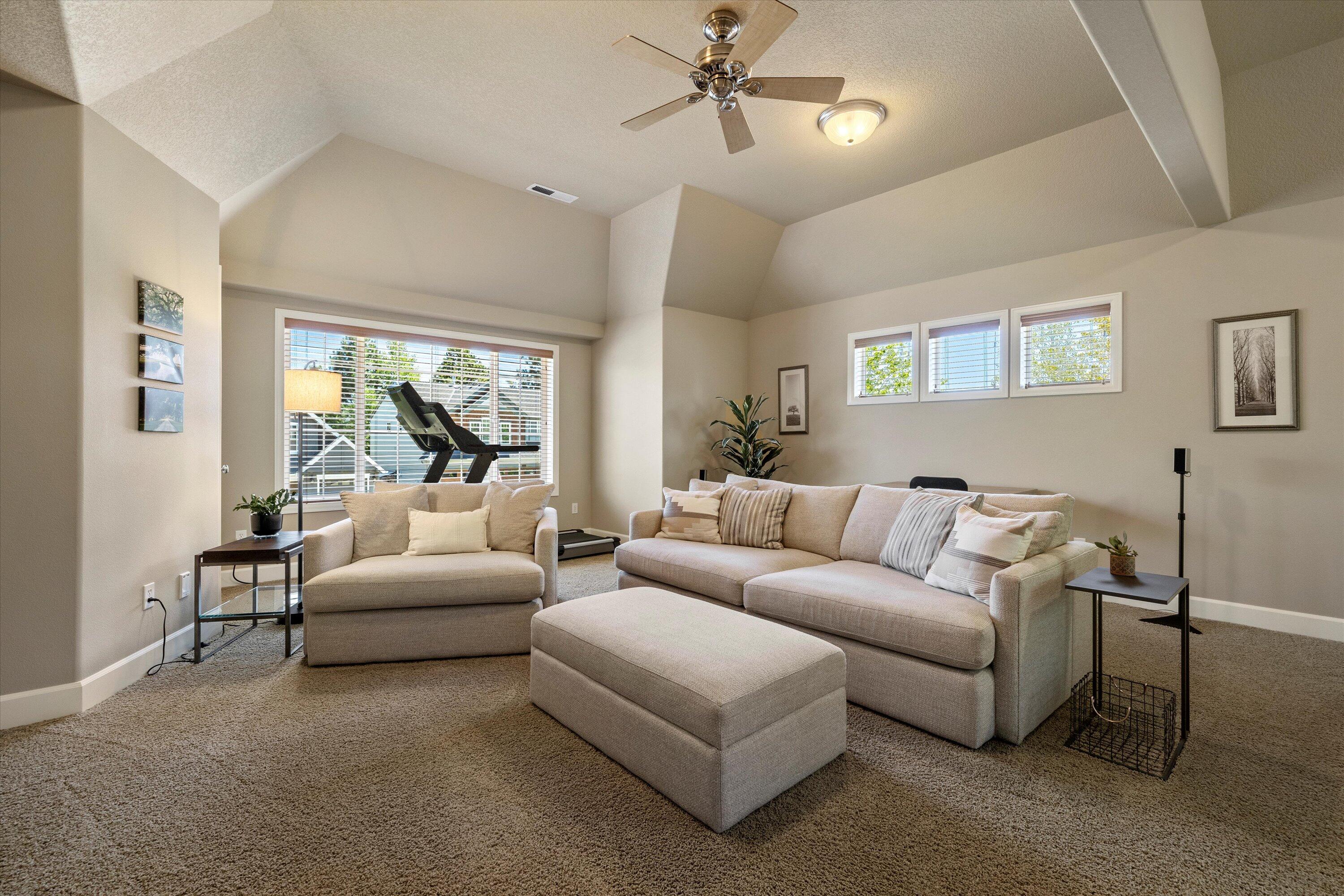 61283 Splendor Lane Bend, OR 97702 - Photo 23 of 25 4th bedroom/Bonus room