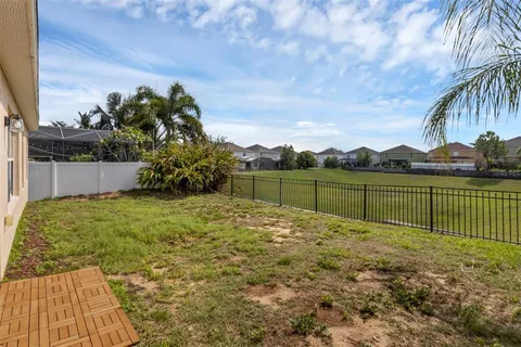 a view of a backyard