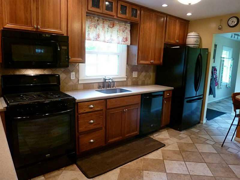 15 Spring Run Road Greensburg, PA 15601 - Photo 4 of 25 Kitchen.