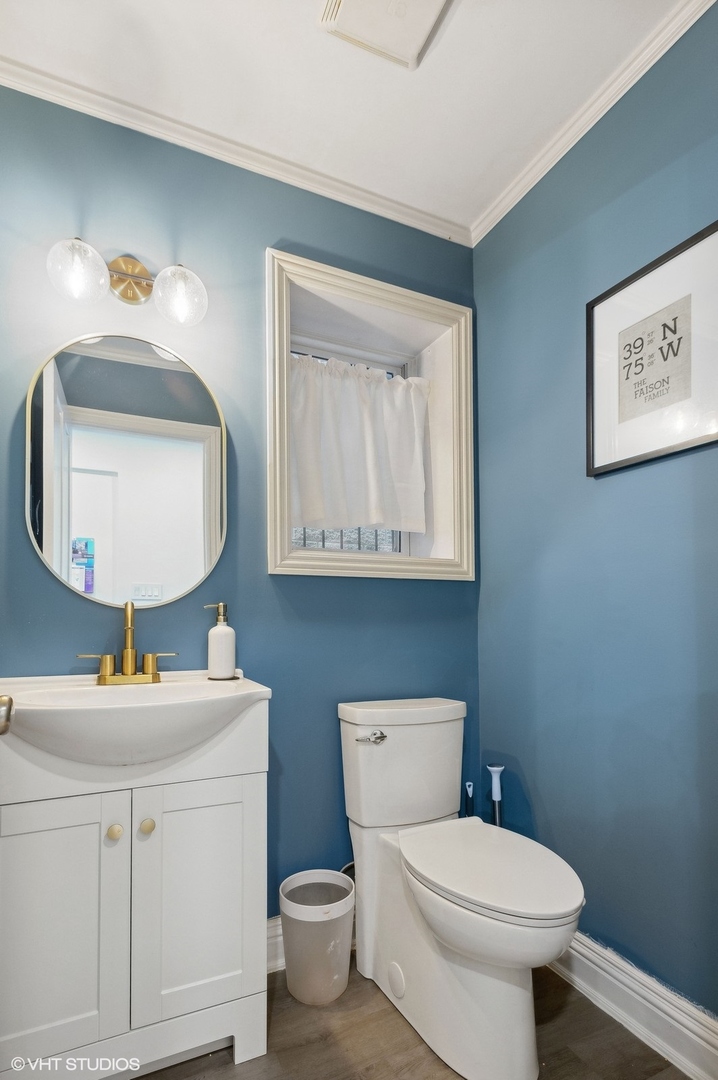 3838 North Wayne Avenue Chicago, IL 60613 - Photo 17 of 40 a bathroom with a toilet a sink and mirror