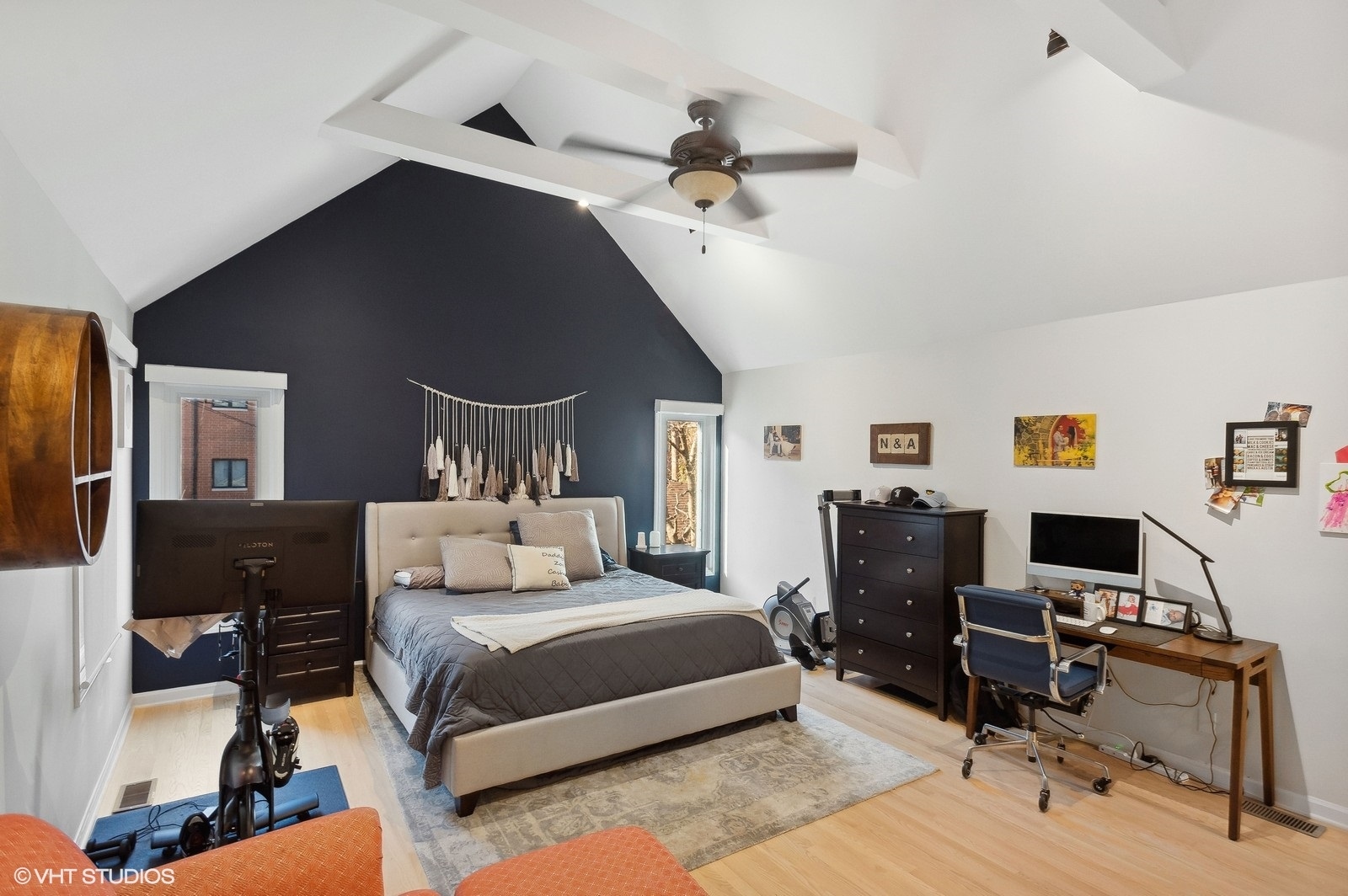 3838 North Wayne Avenue Chicago, IL 60613 - Photo 19 of 40 a bedroom with a bed a desk and chair
