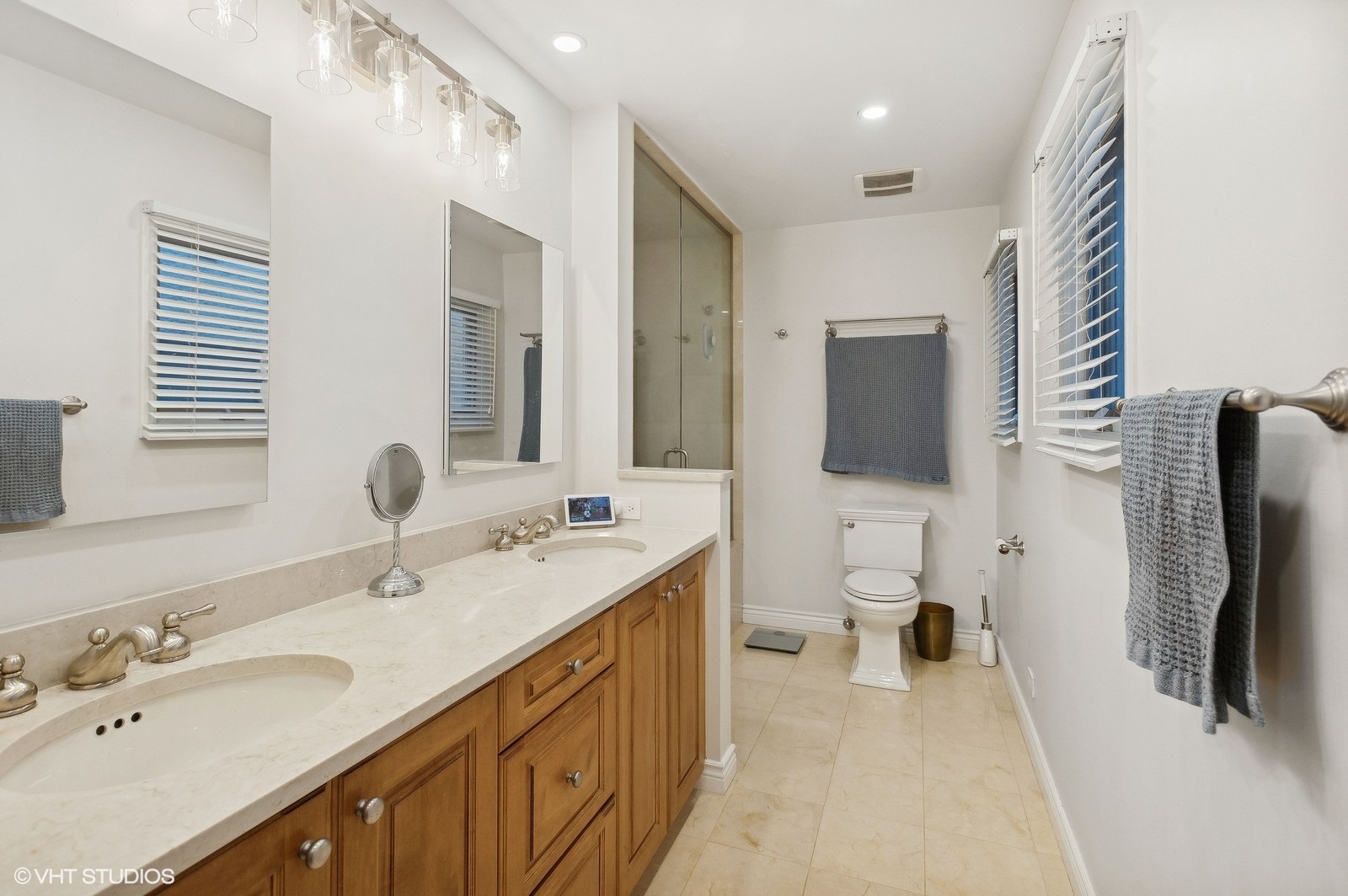 3838 North Wayne Avenue Chicago, IL 60613 - Photo 22 of 40 a spacious bathroom with a double vanity sink and mirror