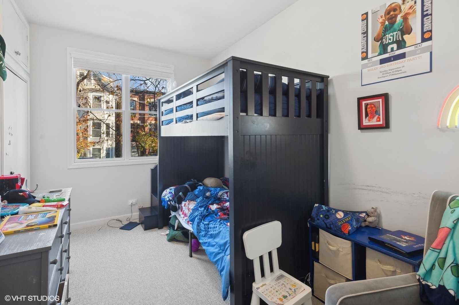 3838 North Wayne Avenue Chicago, IL 60613 - Photo 23 of 40 a bedroom with furniture and a potted plant