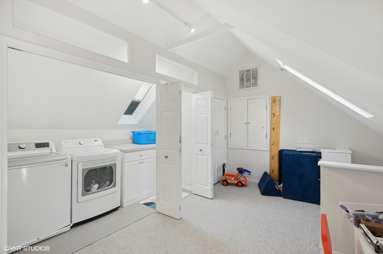 3838 North Wayne Avenue Chicago, IL 60613 - Photo 27 of 40 a utility room with dryer and washer