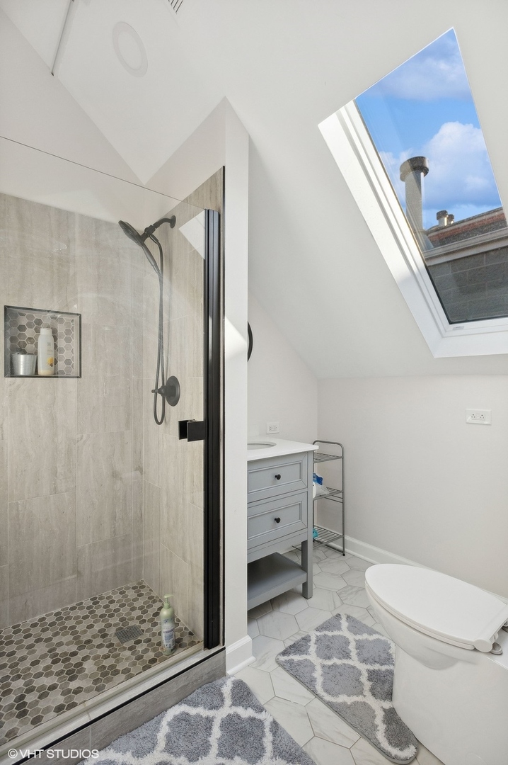 3838 North Wayne Avenue Chicago, IL 60613 - Photo 29 of 40 a bathroom with a toilet and a shower
