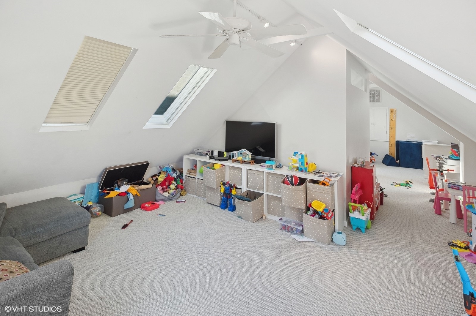 3838 North Wayne Avenue Chicago, IL 60613 - Photo 30 of 40 a children room with furniture and a flat screen tv