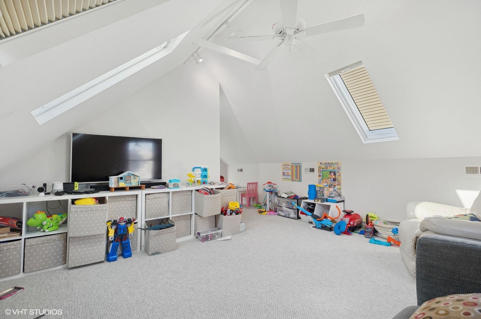 3838 North Wayne Avenue Chicago, IL 60613 - Photo 31 of 40 a view of a room with toys