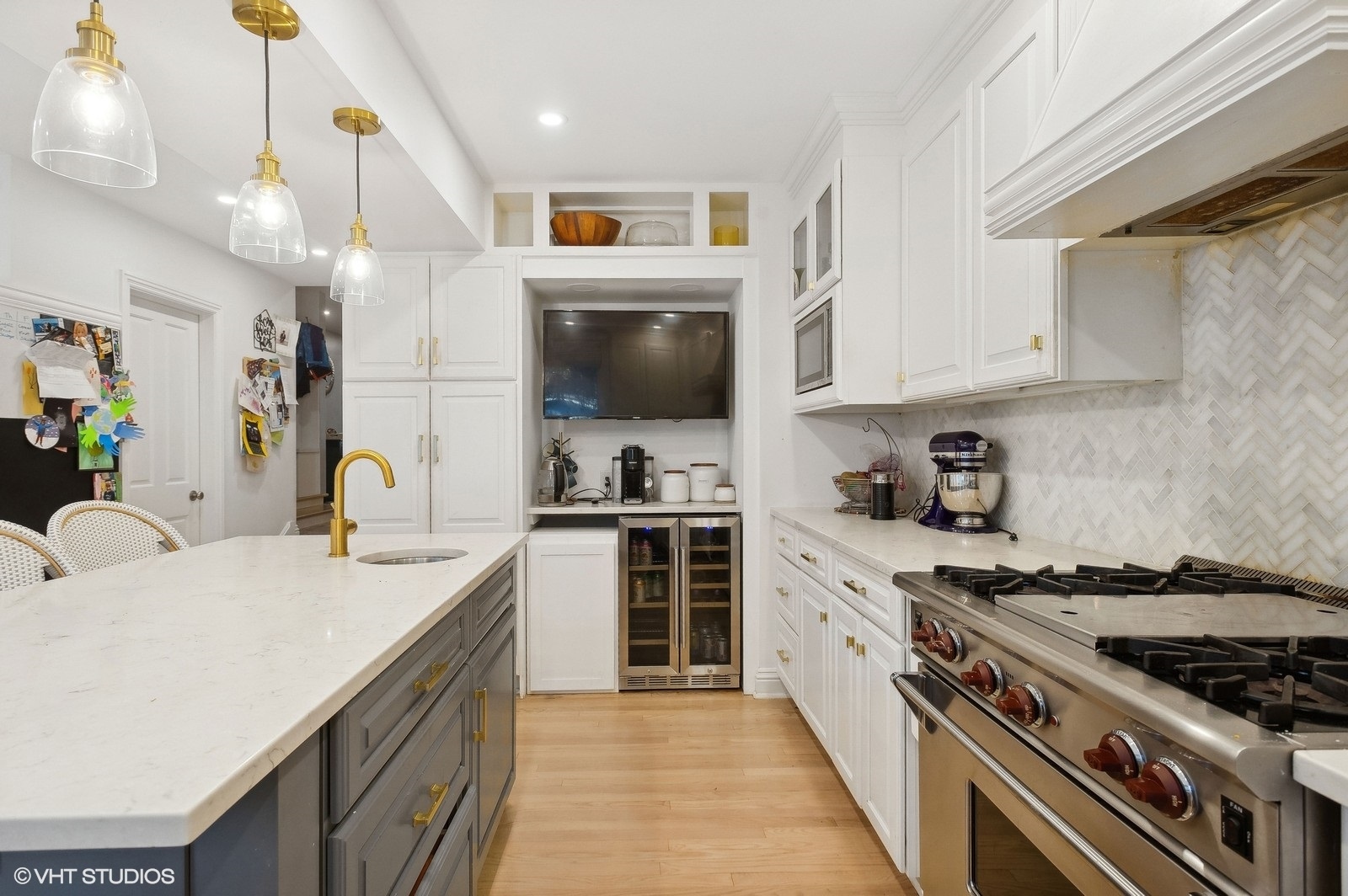 3838 North Wayne Avenue Chicago, IL 60613 - Photo 9 of 40 a kitchen with stainless steel appliances a stove a sink and a refrigerator