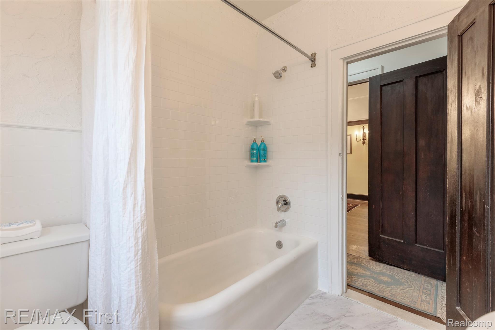 830 Barrington Road Grosse Pointe, MI 48230 - Photo 11 of 32 830 Barrington Rd-12.jpg