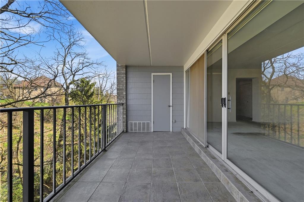 2160 Greentree Road, Unit 705W Pittsburgh, PA 15220 - Photo 23 of 32 a view of a porch