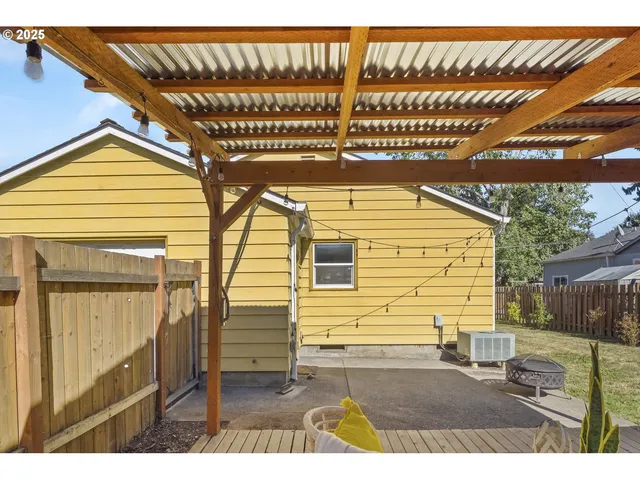 a view of entryway with a front door