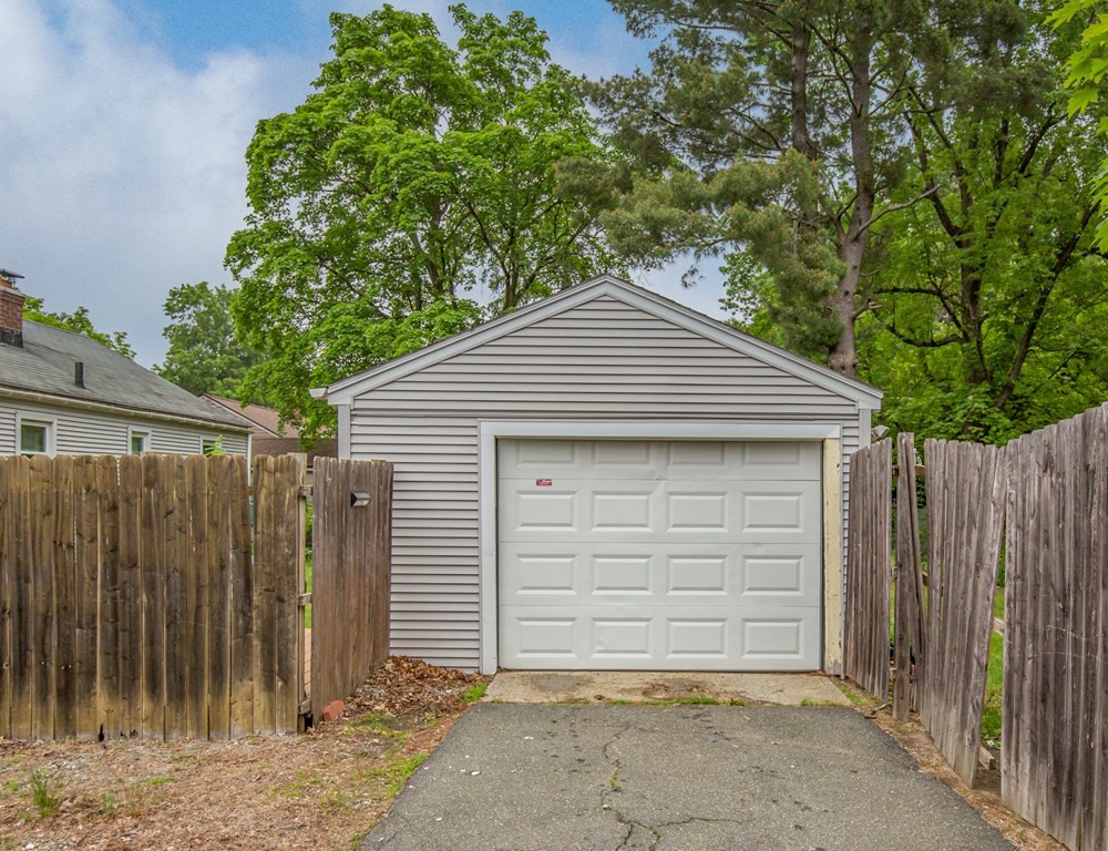 93 Aldrew Terrace Springfield, MA 01119 - Photo 3 of 35