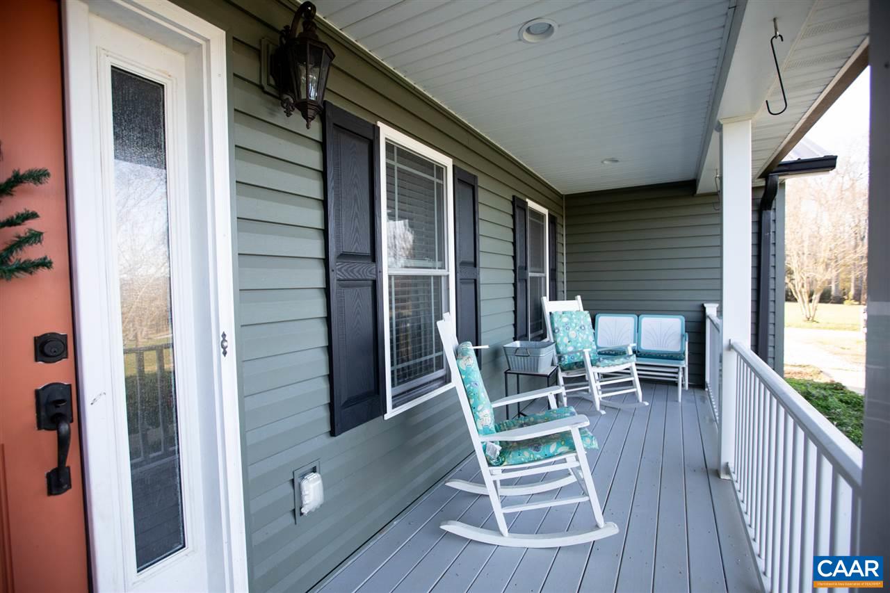 962 School Road Farmville, VA 23901 - Photo 28 of 41 a balcony with table and chairs
