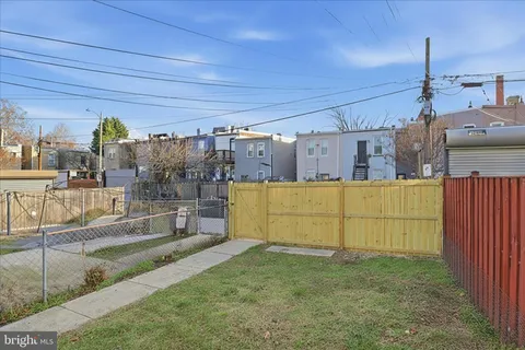 a view of a backyard