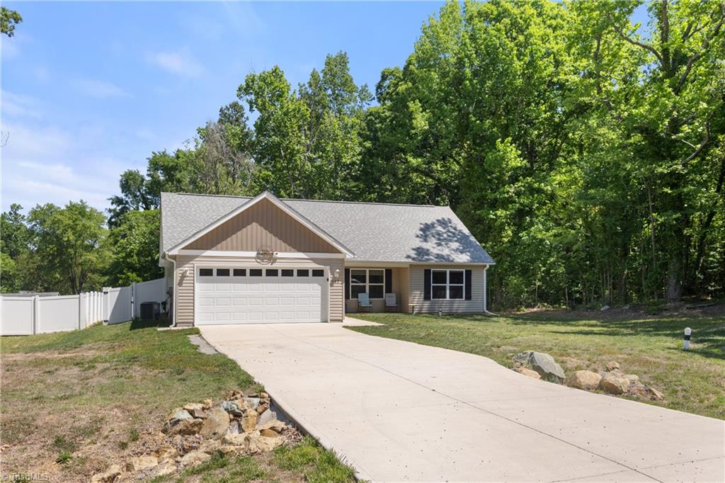 147 Lambeth Road Thomasville, NC 27360 - Photo 2 of 40