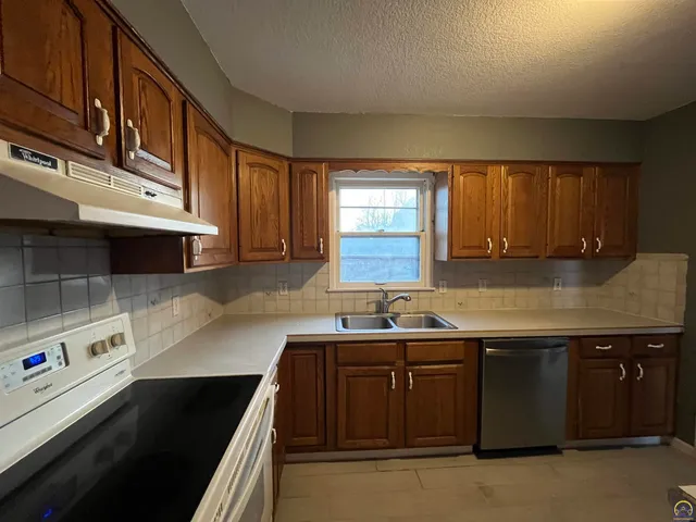 $1,200 | 2313 West 9th Avenue, Emporia, KS 66801