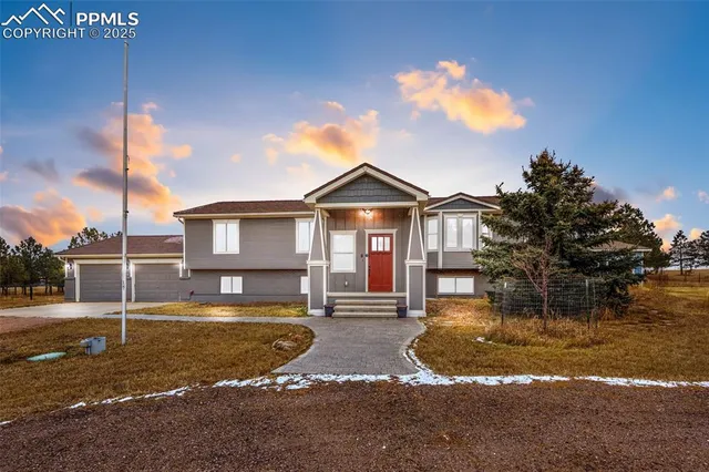 a view of a house with backyard