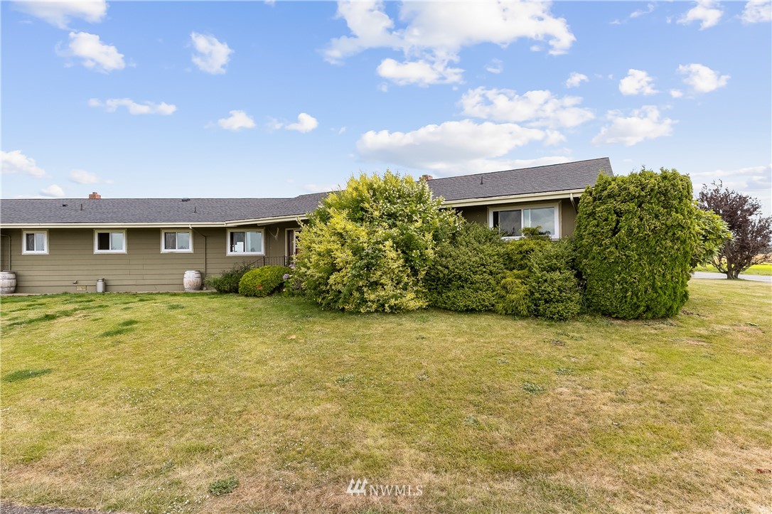 368 West Smith Road Bellingham, WA 98226 - Photo 21 of 24 a front view of a house with a garden