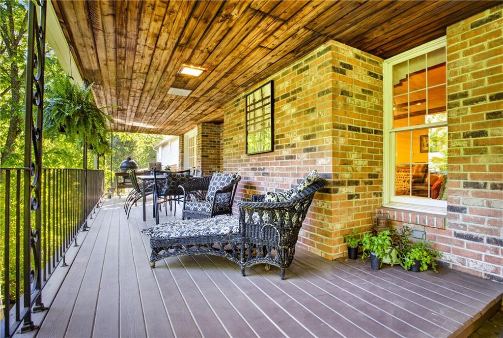 704 Scrubgrass Road Pittsburgh, PA 15243 - Photo 16 of 36 Private outdoor Dining and Relaxing