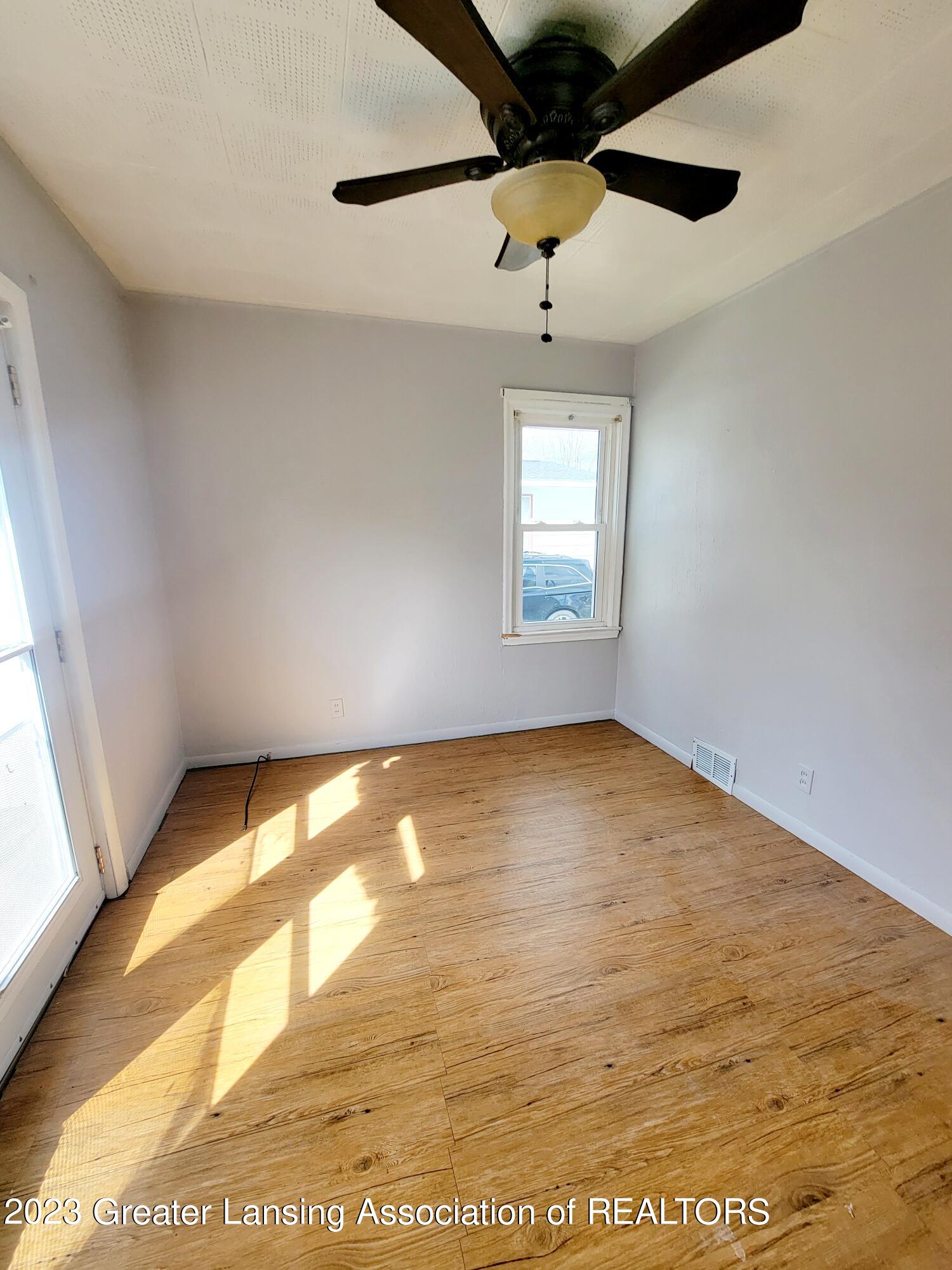 617 West Holmes Road Lansing, MI 48910 - Photo 16 of 40 20230406_113316