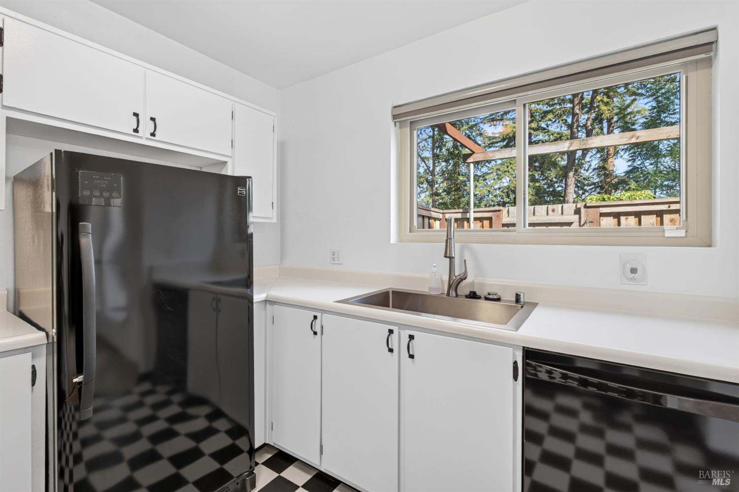 1713 Las Pravadas Court Santa Rosa, CA 95409 - Photo 5 of 32