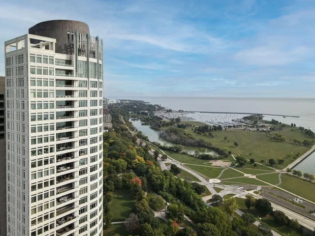 $2,375,000 | 825 North Prospect Avenue, Unit 1801, Milwaukee, WI 53202