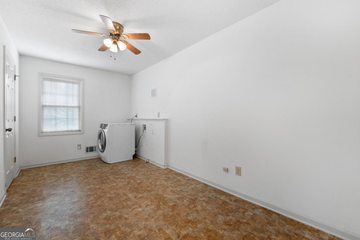 394 Hunter Road Griffin, GA 30224 - Photo 30 of 38 an empty room with windows and fan