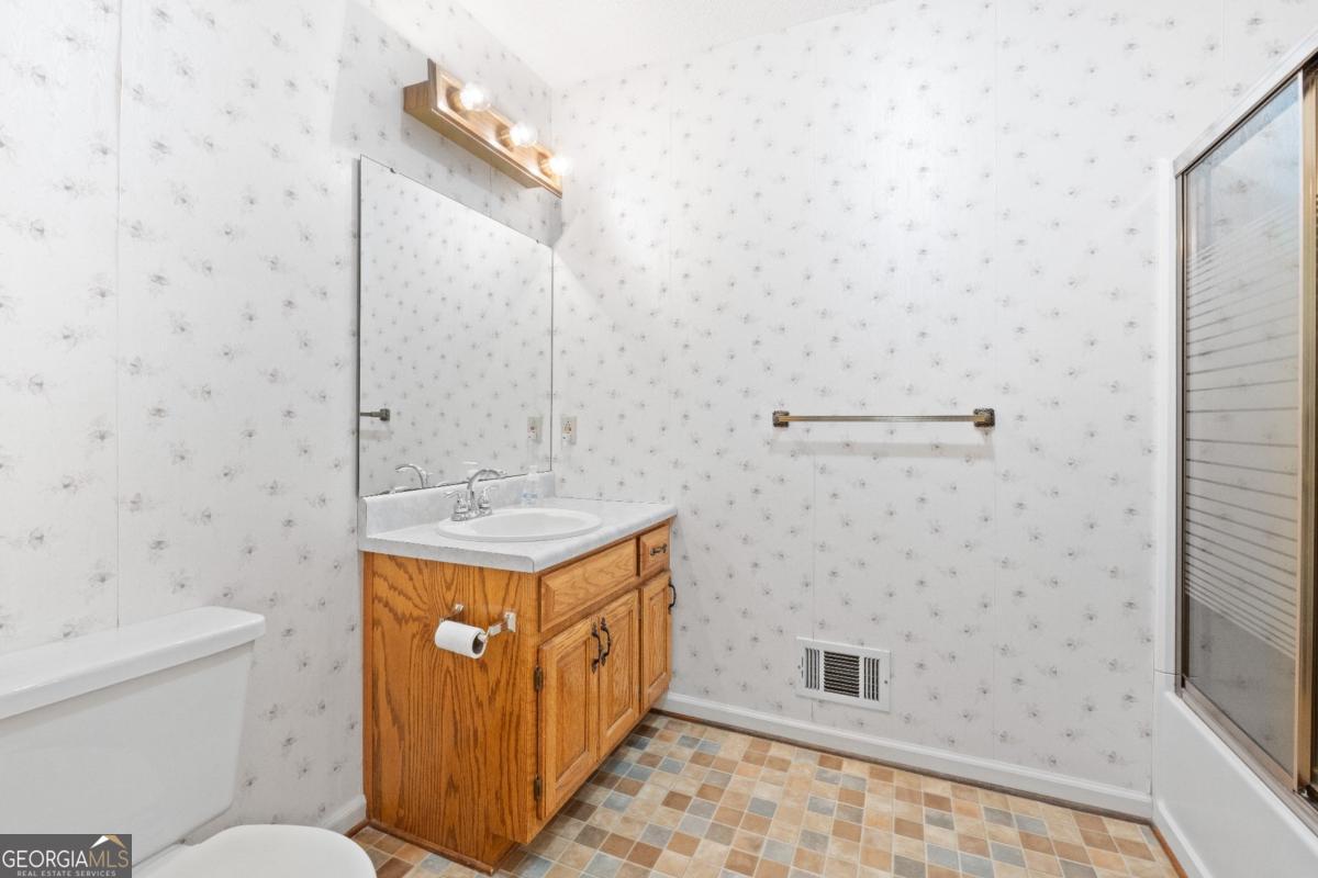 394 Hunter Road Griffin, GA 30224 - Photo 33 of 38 a bathroom with a sink a toilet and shower